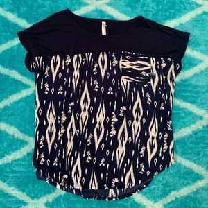 Printed dark blue pocket tee!💙